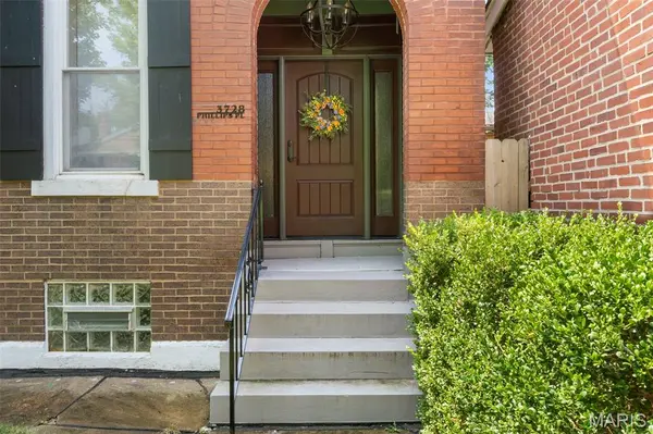 3728 Phillips PL, St Louis, MO 63116