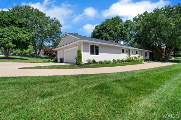 11 Rue Grand DR, Lake St Louis, MO 63367