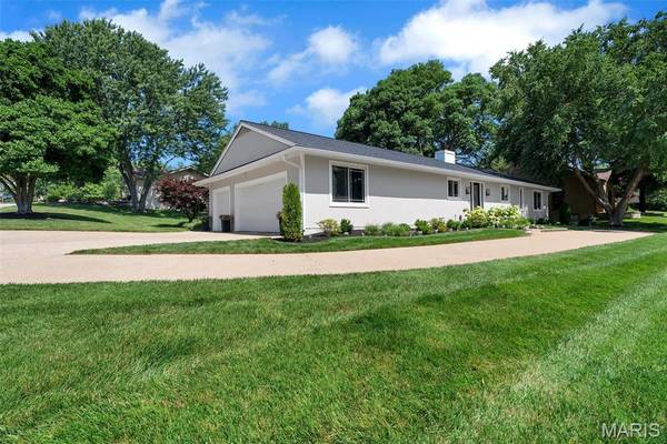 11 Rue Grand DR, Lake St Louis, MO 63367