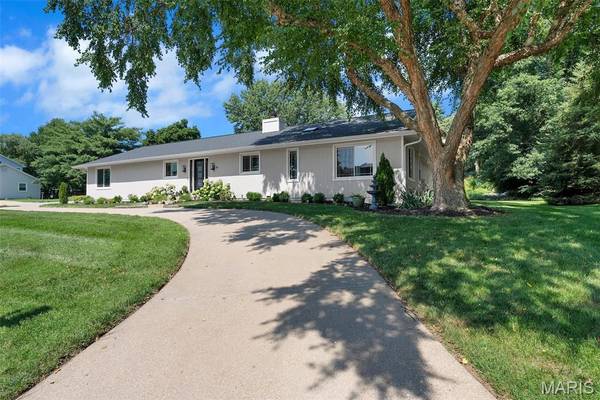 11 Rue Grand DR, Lake St Louis, MO 63367