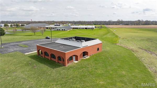 18400 Shipman RD, Carlinville, IL 62626