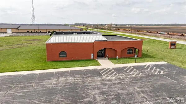 18400 Shipman RD, Carlinville, IL 62626