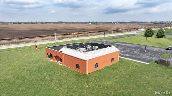 18400 Shipman RD, Carlinville, IL 62626