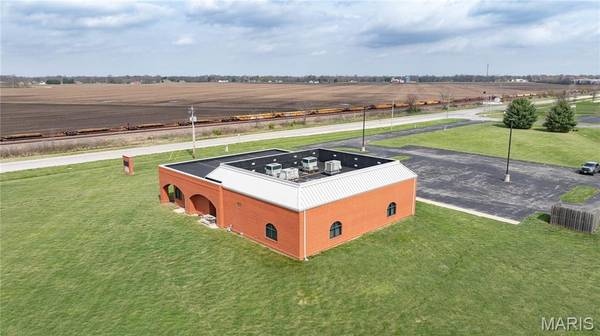 18400 Shipman RD, Carlinville, IL 62626