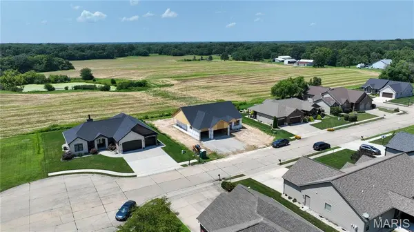 365 Golden Eye Ct, Staunton, IL 62088