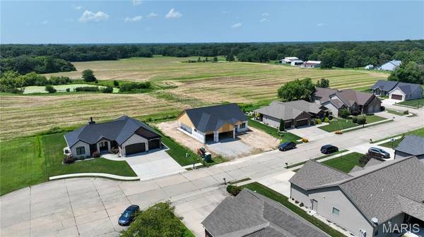 365 Golden Eye Ct, Staunton, IL 62088