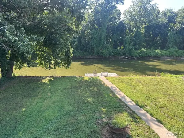 72 S River RD, Elsberry, MO 63343