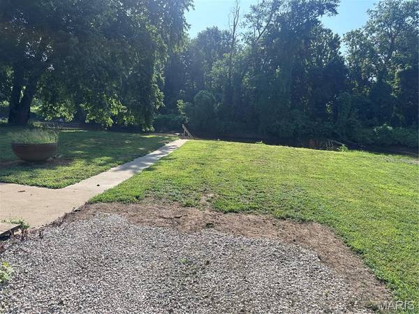 72 S River RD, Elsberry, MO 63343