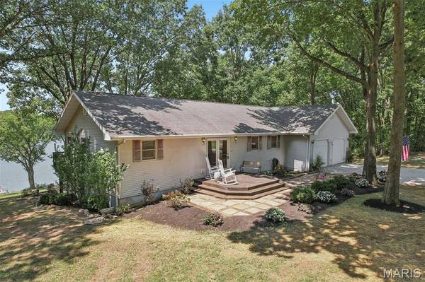 106 Greggs LN, Hillsboro, IL 62049