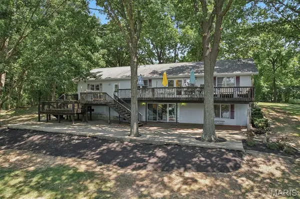 106 Greggs LN, Hillsboro, IL 62049