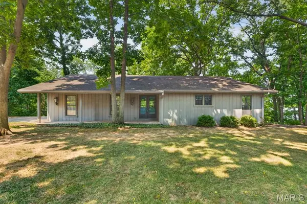 16 DENZEL DR, Greenville, IL 62246