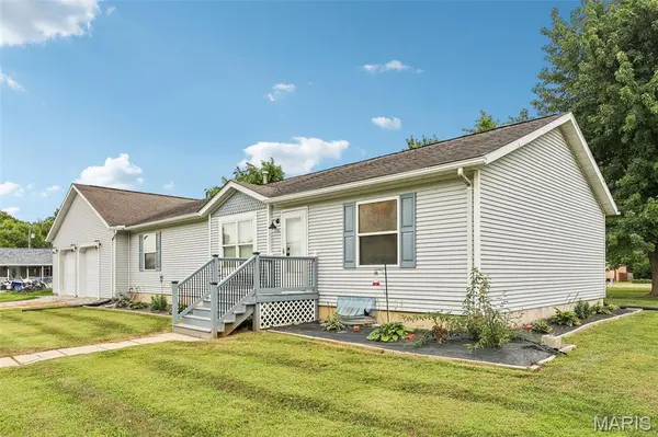 510 W Douglas ST, New Douglas, IL 62074
