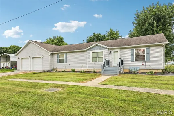 510 W Douglas ST, New Douglas, IL 62074