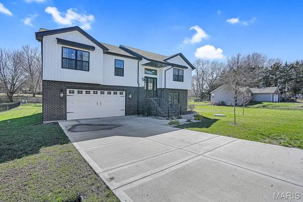1080 Barbados DR, Edwardsville, IL 62025