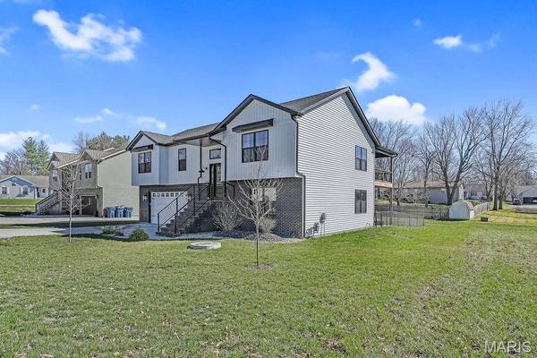 1080 Barbados DR, Edwardsville, IL 62025