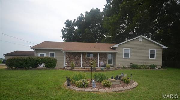 5561 Blank RD, Smithton, IL 62285