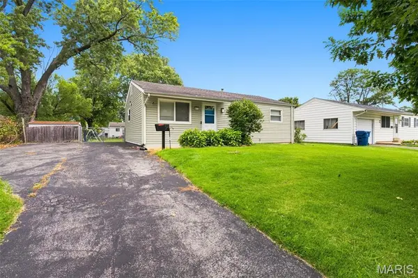 875 5th PLZ, Florissant, MO 63031