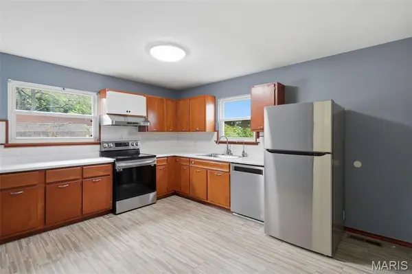 875 5th PLZ, Florissant, MO 63031
