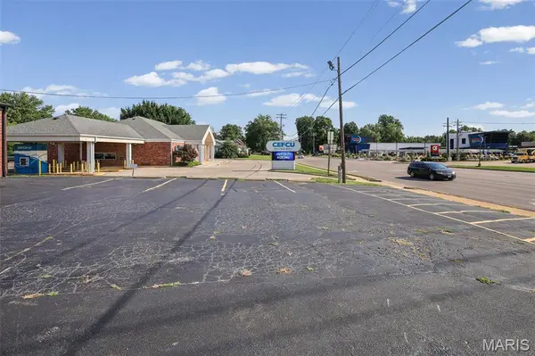 2806 Godfrey RD, Godfrey, IL 62035