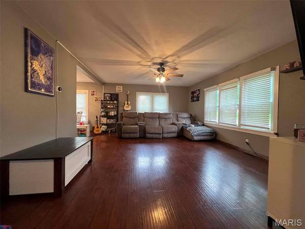 705 N Locust ST, Vandalia, IL 62471