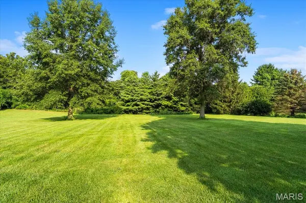 4301 Woodfield PL, Belleville, IL 62226