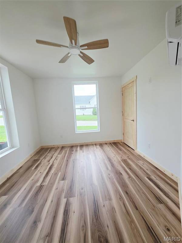 209 E Salling ST, Perry, MO 63462