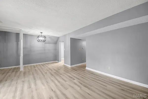 8912 Cardinal TER, Brentwood, MO 63144