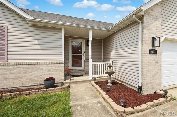 953 Pacific Crossing DR, O'fallon, IL 62269