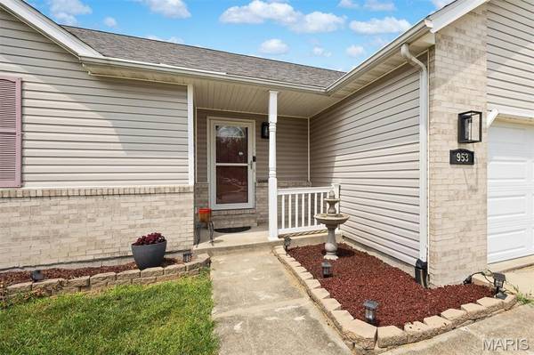 953 Pacific Crossing DR, O'fallon, IL 62269