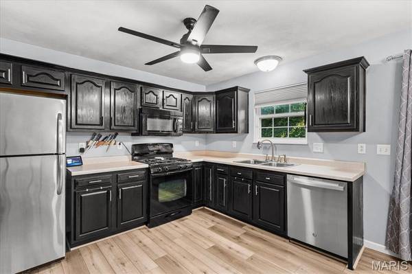 9003 Olinda DR, Fairview Heights, IL 62208