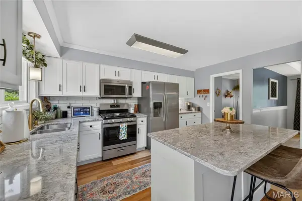 47 Park PL, St Peters, MO 63376