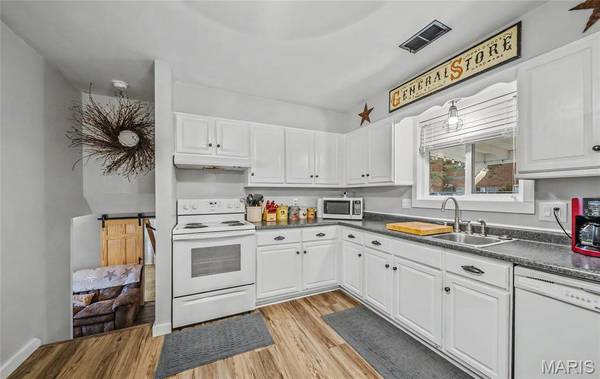 532 E James BLVD, St James, MO 65559