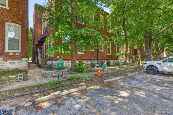 1913 Senate ST #A, St Louis, MO 63118