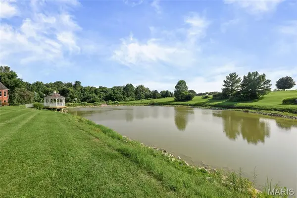 109 Waterfall CT, Glen Carbon, IL 62034