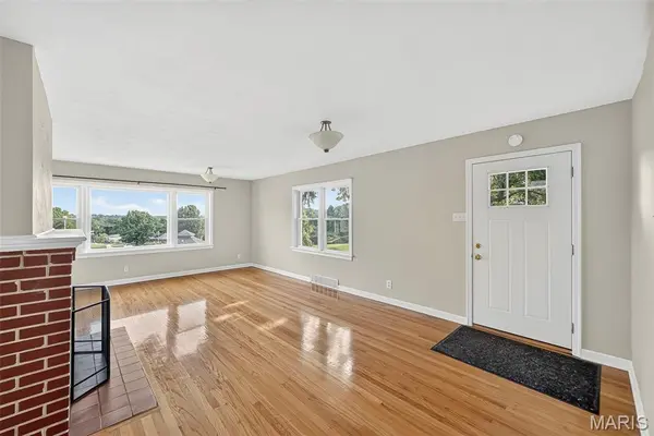 105 N Elm ST, Ballwin, MO 63011