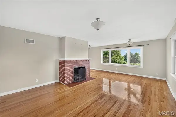 105 N Elm ST, Ballwin, MO 63011