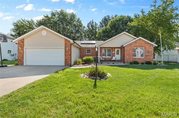 719 Stonecreek DR, Staunton, IL 62088