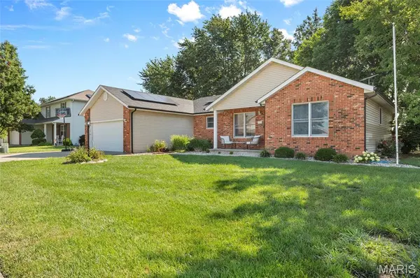 719 Stonecreek DR, Staunton, IL 62088