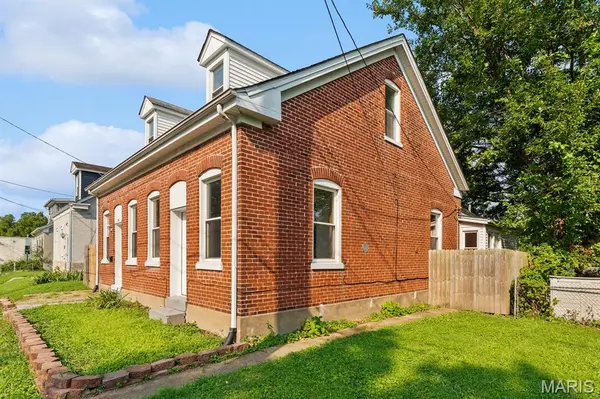 105 S 8th ST, Belleville, IL 62220