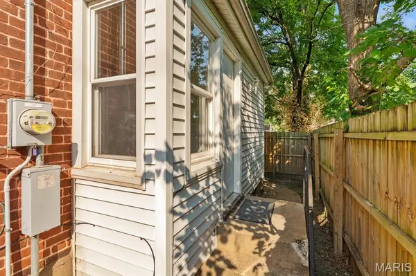 105 S 8th ST, Belleville, IL 62220