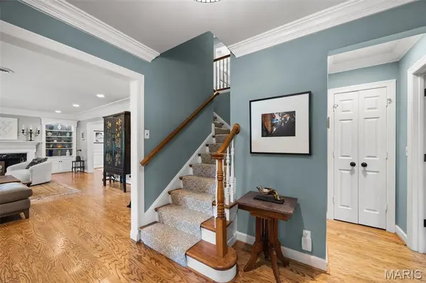 2 Middlebrook LN, Creve Coeur, MO 63141