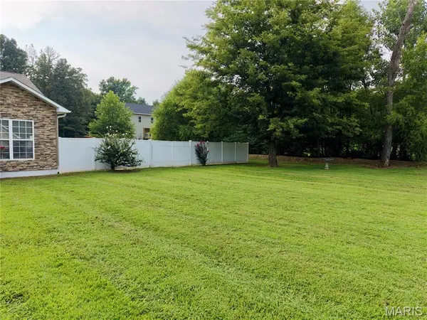 215 Crooked Pine LN, Poplar Bluff, MO 63901