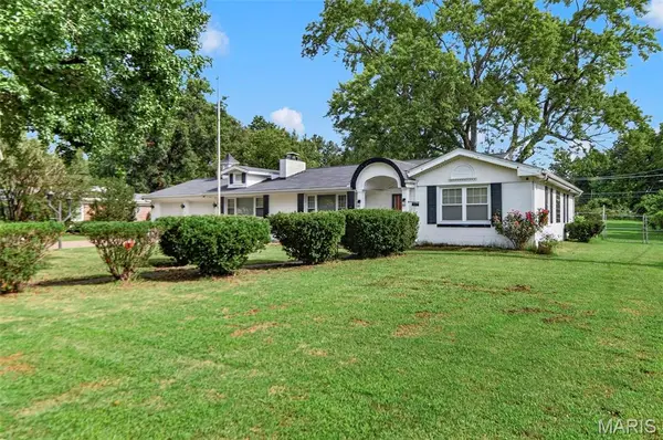 8217 Cadillac LN, Berkeley, MO 63134