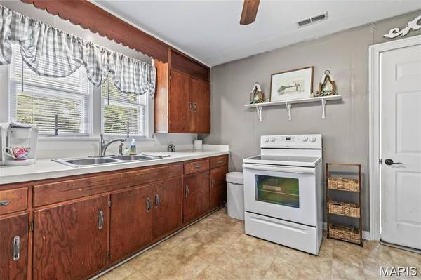 5802 Hwy F HWY, Farmington, MO 63640