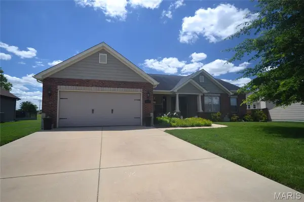 5546 S Woods Manor DR, Smithton, IL 62285