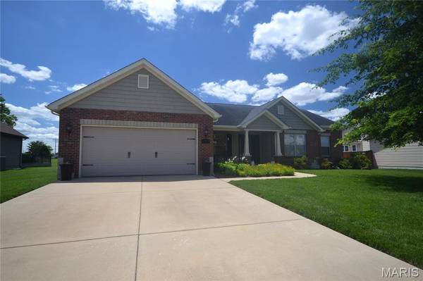 5546 S Woods Manor DR, Smithton, IL 62285