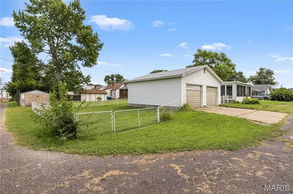 83 Harnett AVE, Wood River, IL 62095