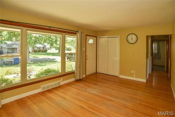 280 W Saint Anthony LN, Florissant, MO 63031