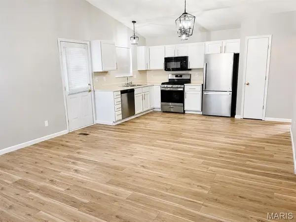 1461 Surrey LN, St Peters, MO 63304