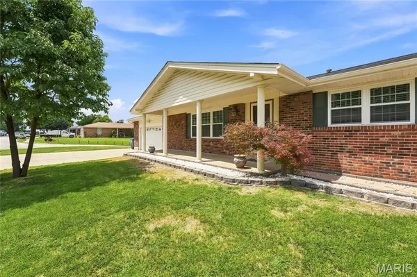 1613 Tamarack DR, St Charles, MO 63301